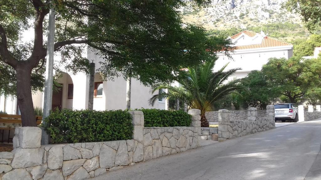 Apartments Erceg Omis Bagian luar foto