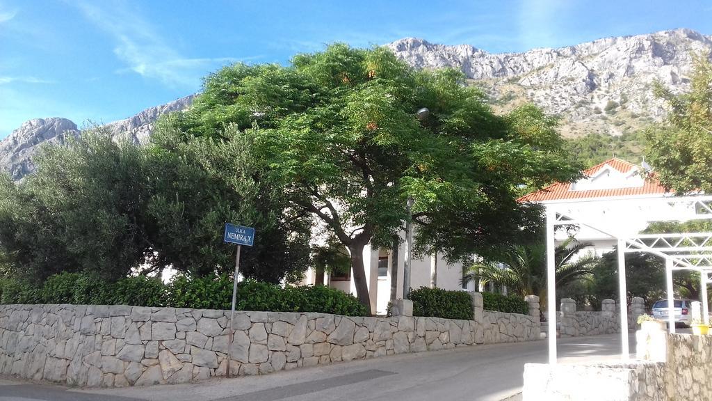 Apartments Erceg Omis Bagian luar foto