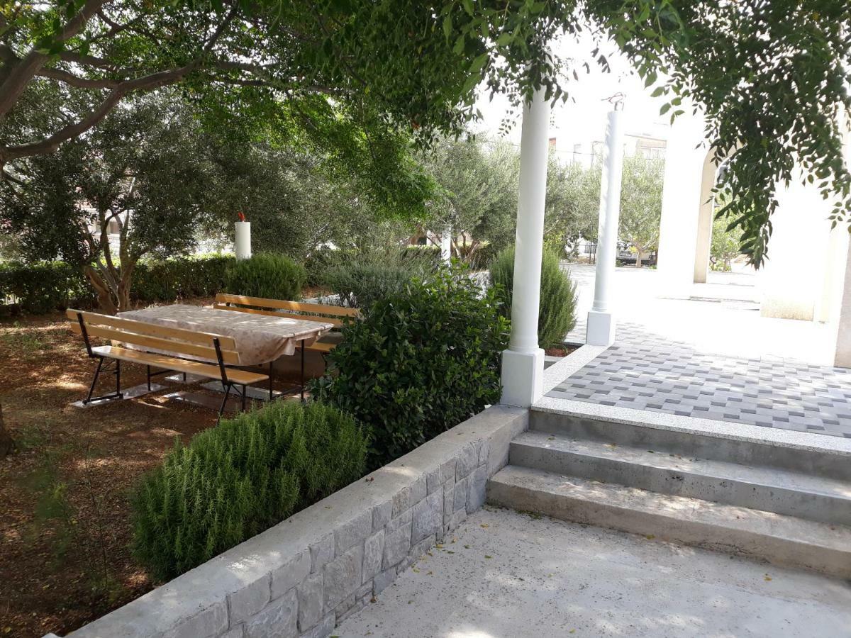 Apartments Erceg Omis Bagian luar foto