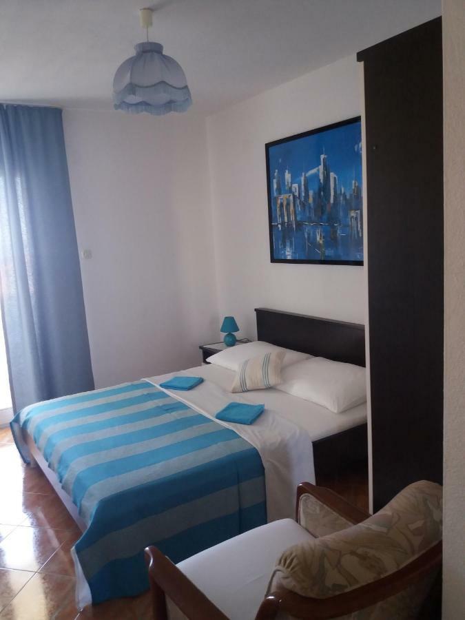 Apartments Erceg Omis Bagian luar foto
