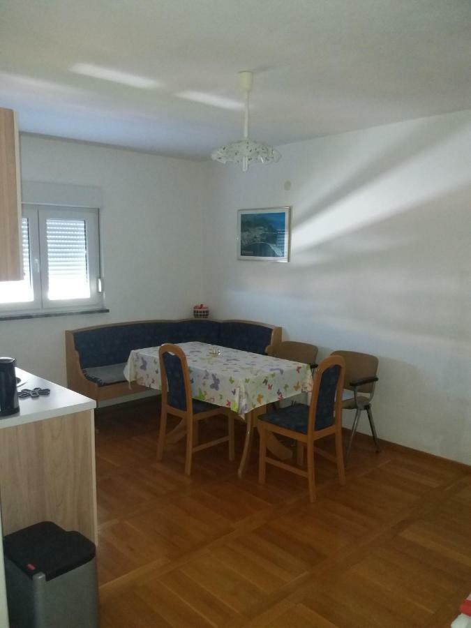 Apartments Erceg Omis Bagian luar foto