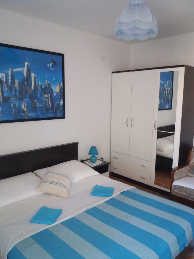 Apartments Erceg Omis Bagian luar foto